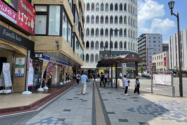 地上に出ましたら、まっすぐ進みます。