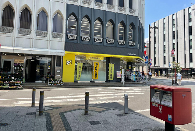 横断歩道を渡ります。