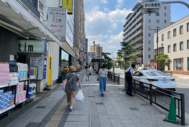 マツキヨの前を通過します。