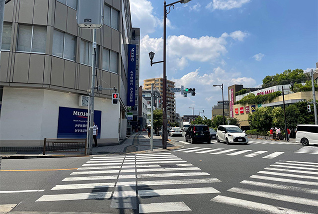 1つめの信号を渡り、まっすぐ進みます。右手にはイオンが見えます。