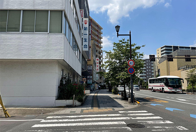2つめの信号を渡り、まっすぐ進みます。