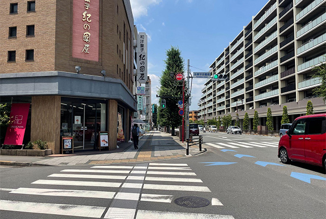 3つめの信号を渡り、まっすぐ進みます。